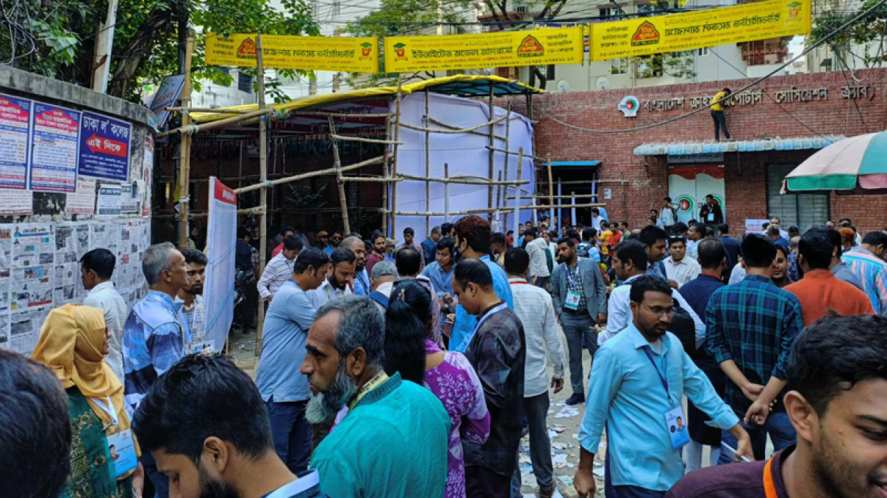 ঢাকা রিপোর্টার্স ইউনিটির নির্বাচনে ভোটগ্রহণ চলছে