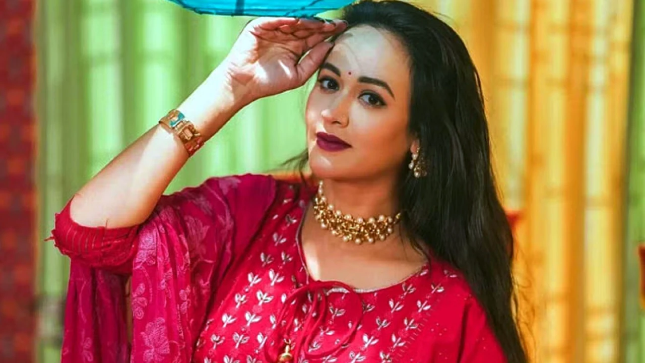 আবারও প্রবাসীর স্ত্রী অভিনেত্রী অহনা