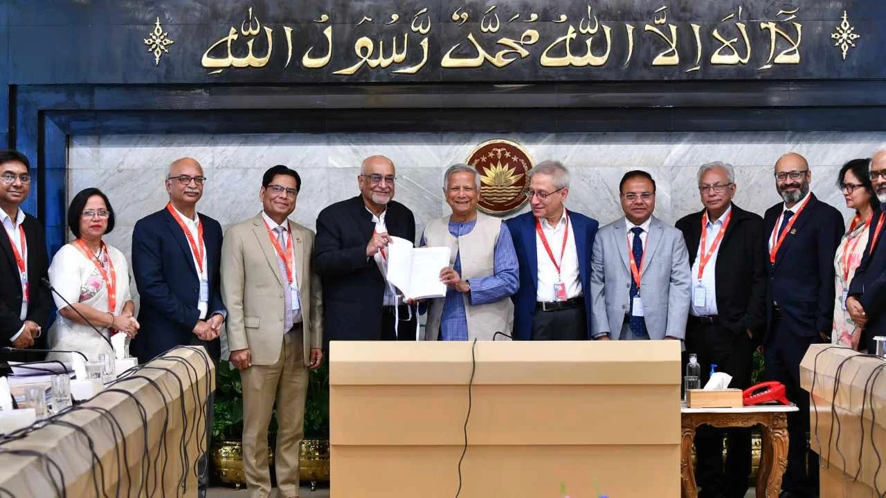 প্রধান উপদেষ্টার কাছে ‘অর্থনীতির শ্বেতপত্র’ হস্তান্তর