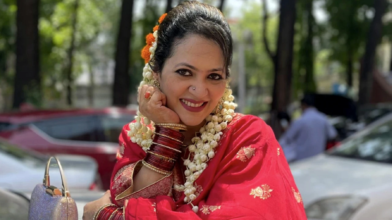 খোলামেলা পোশাকে নায়িকার আপত্তি 