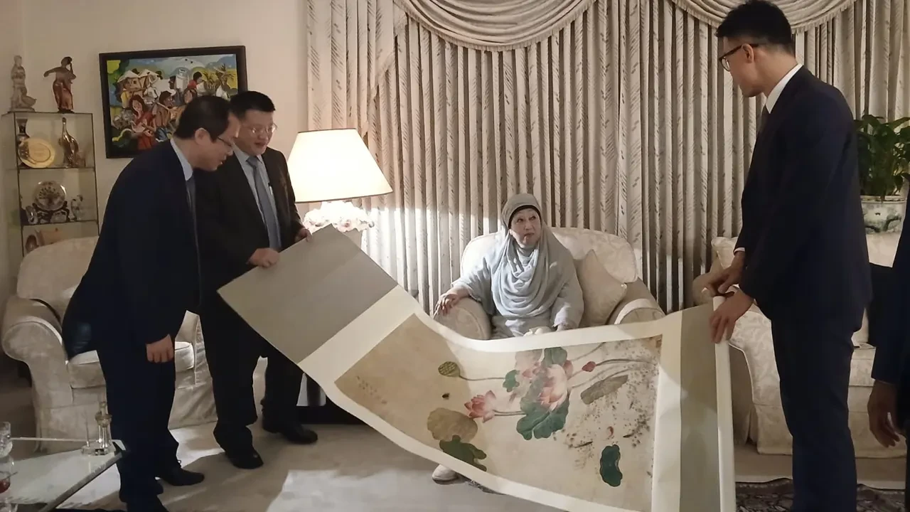 খালেদা জিয়াকে ‘বিশেষ উপহার’ দিলেন চীনা রাষ্ট্রদূত