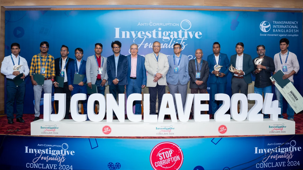 টিআইবি অনুসন্ধানী সাংবাদিকতা পুরস্কার পেলেন তিন সাংবাদিক ও তালাশ টিম