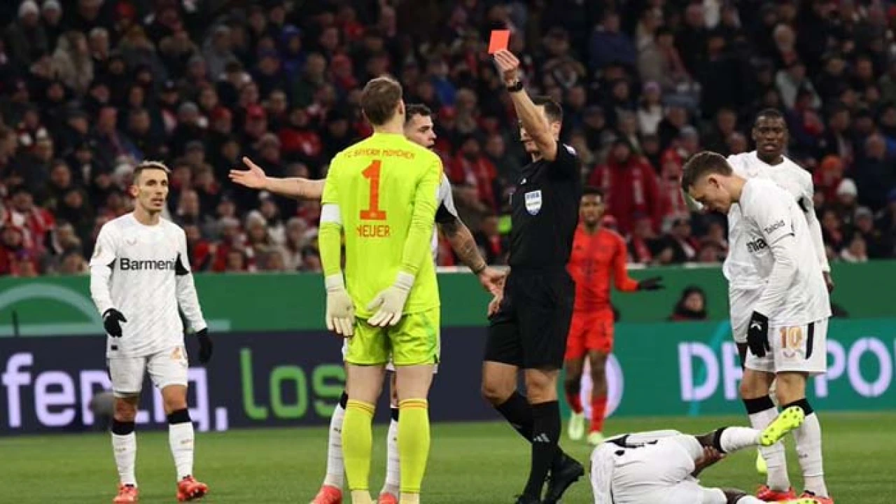 ক্যারিয়ারের প্রথম লাল কার্ড, দুই ম্যাচ নিষিদ্ধ নয়ার