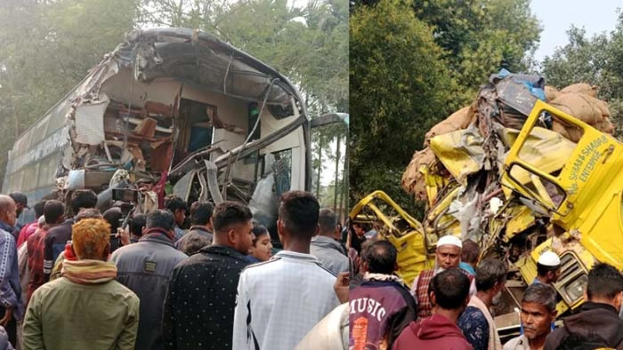 দিনাজপুরে বাস-ট্রাক সংঘর্ষে নিহত ৩