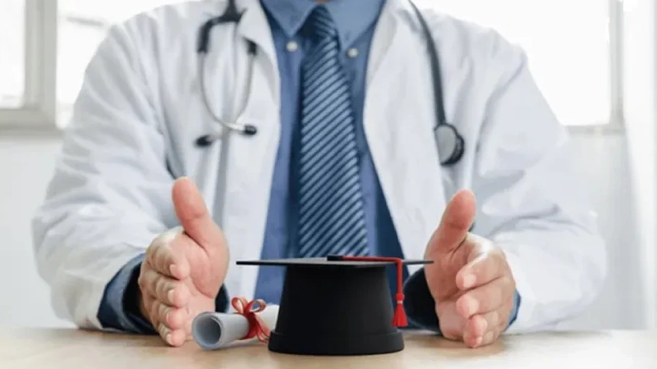 ভারতে ৮ম শ্রেণী পাস করেই ডাক্তার, আটক ১৪