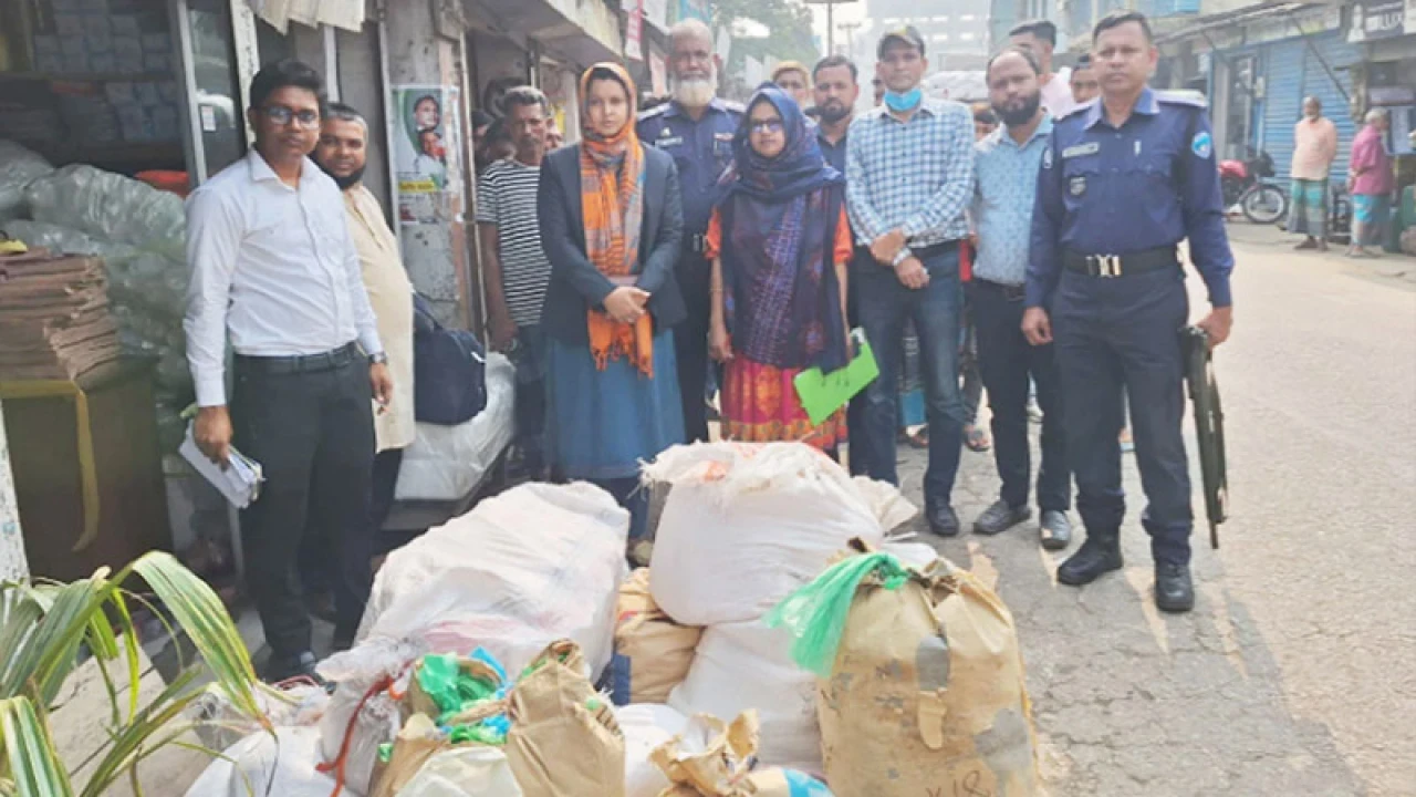 চাঁদপুরে ৪ প্রতিষ্ঠান থেকে নিষিদ্ধ ৭৭৫ কেজি পলিথিন জব্দ