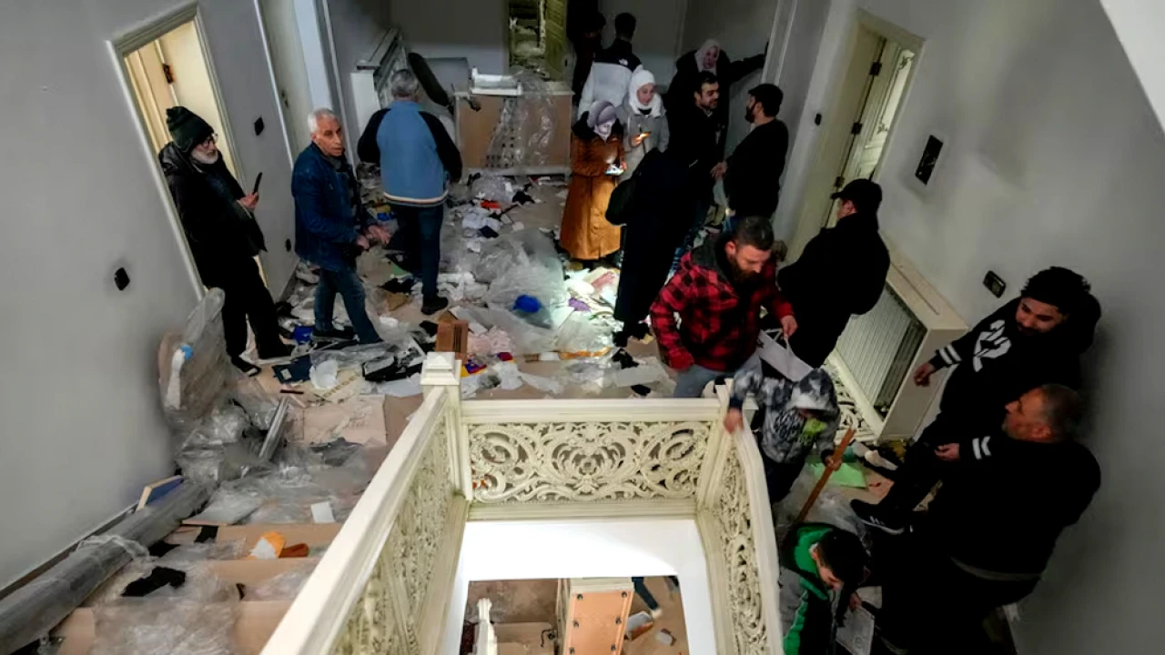 গণভবনের মতো আসাদের বাসভবনেও জনতার লুটপাট