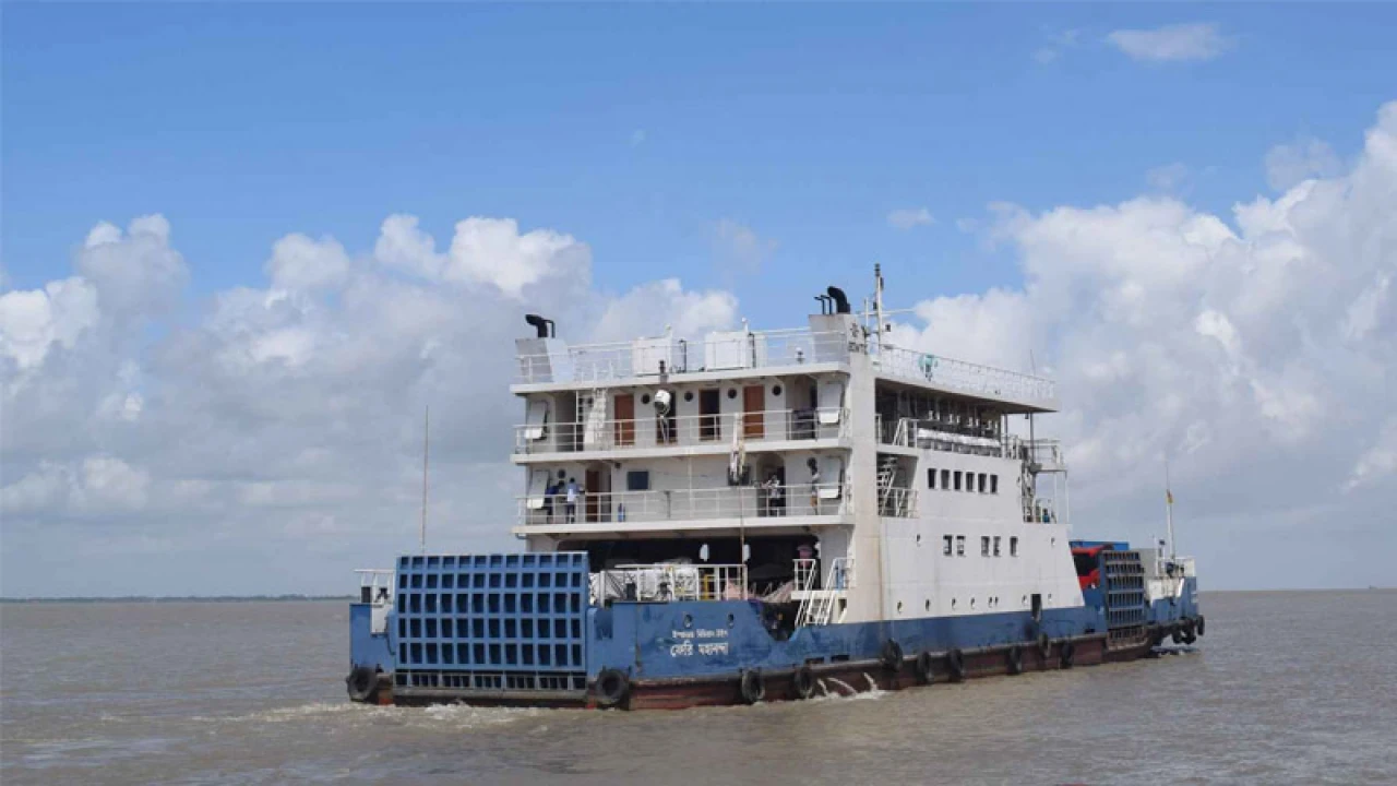 চাঁদপুর-শরীয়তপুর রুটে ৫ ঘণ্টা পর ফেরি চলাচল শুরু