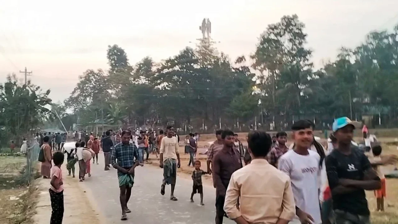 ক্রিকেটের বল কুড়ানো নিয়ে স্থানীদের সঙ্গে এপিবিএন সদস্যদের সংঘর্ষ, আহত ১৪