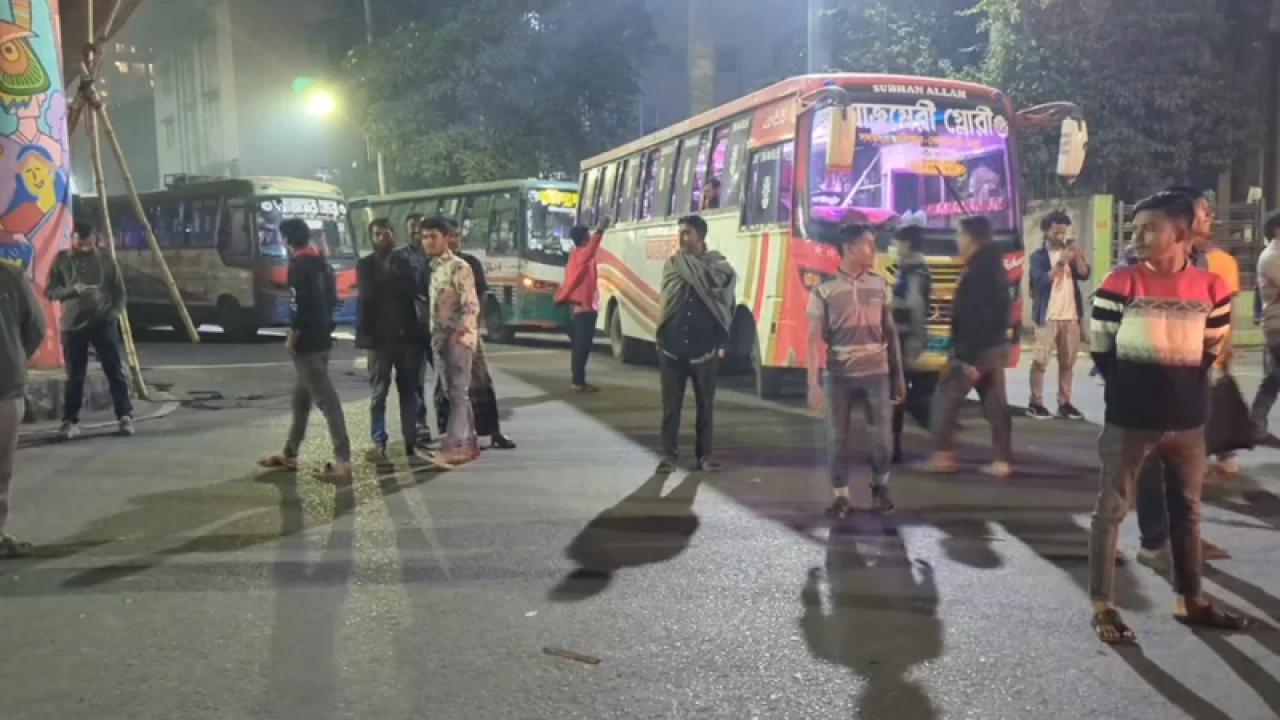 তেজগাঁওয়ে সড়ক অবরোধ পরিবহন শ্রমিকদের