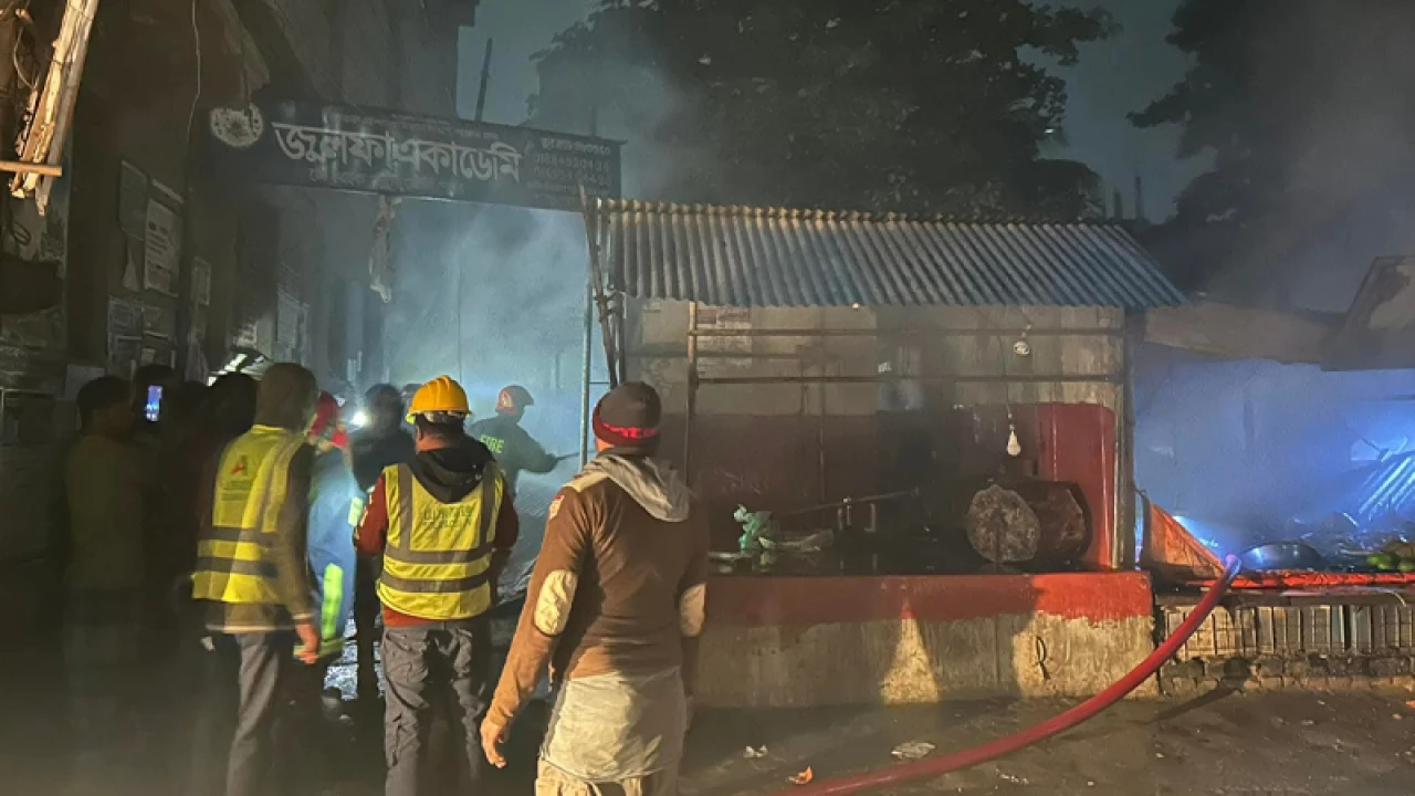গভীর রাতে আগুনে ভস্মীভূত ৮ দোকান  