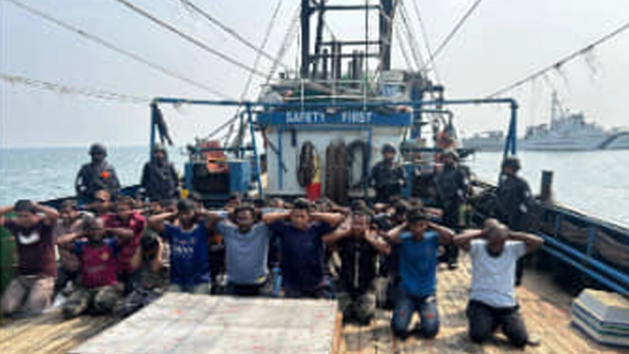 আটক বাংলাদেশি নাবিকদের ছবি প্রকাশ করল ভারতীয় কোস্টগার্ড