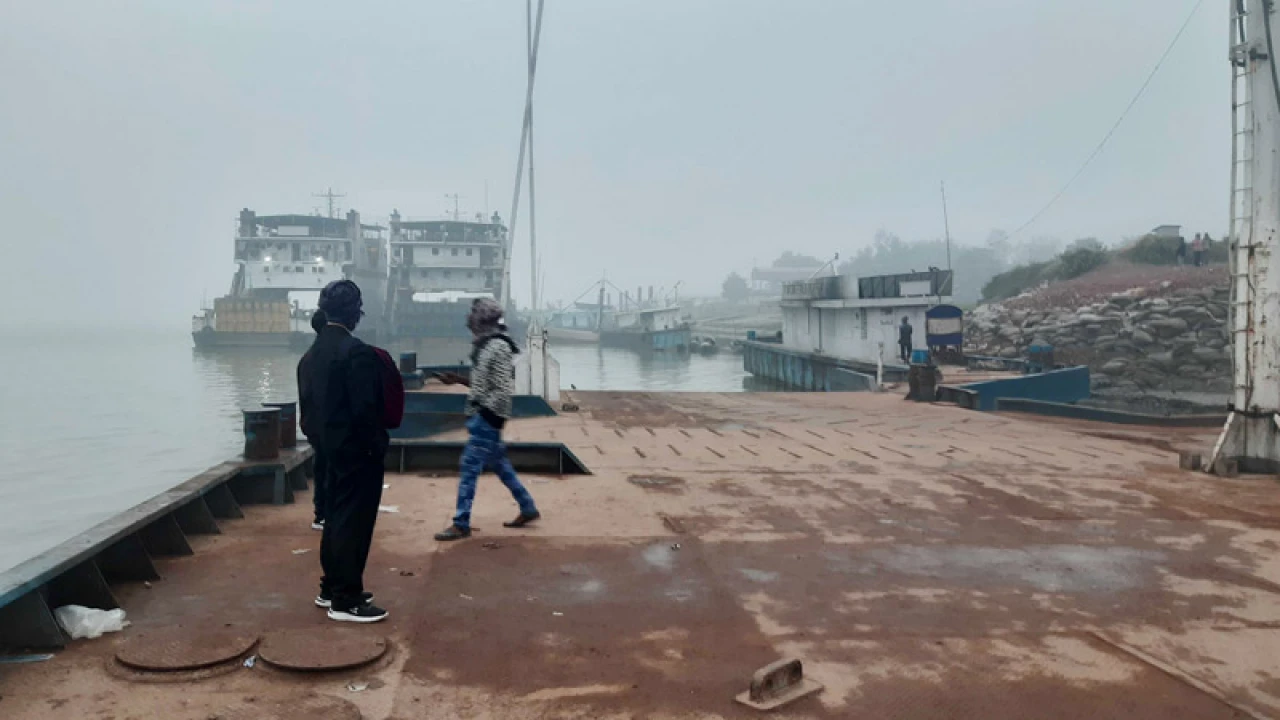 ৬ ঘণ্টা বন্ধ থাকার পর ফেরি চলাচল স্বাভাবিক 