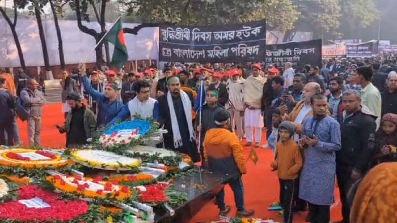 ফুলেল শ্রদ্ধায় শহীদদের স্মরণ করছে জাতি