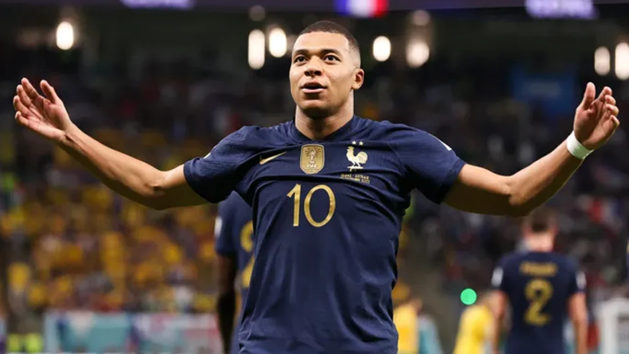 চতুর্থবার ফ্রান্সের বর্ষসেরা এমবাপ্পে