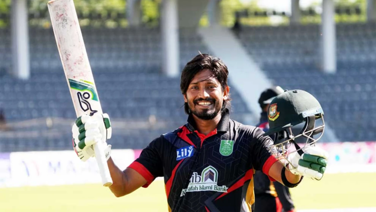 ছক্কা হাঁকিয়ে এনামুলের সেঞ্চুরি, ঢাকাকে হারাল খুলনা