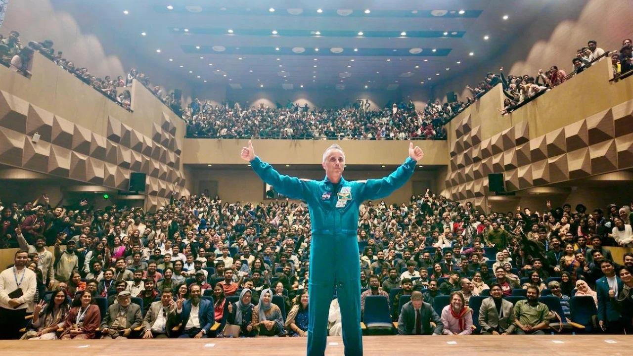 বাংলাদেশ সফর শেষে ফিরে গেলেন নাসার প্রধান মহাকাশচারী 