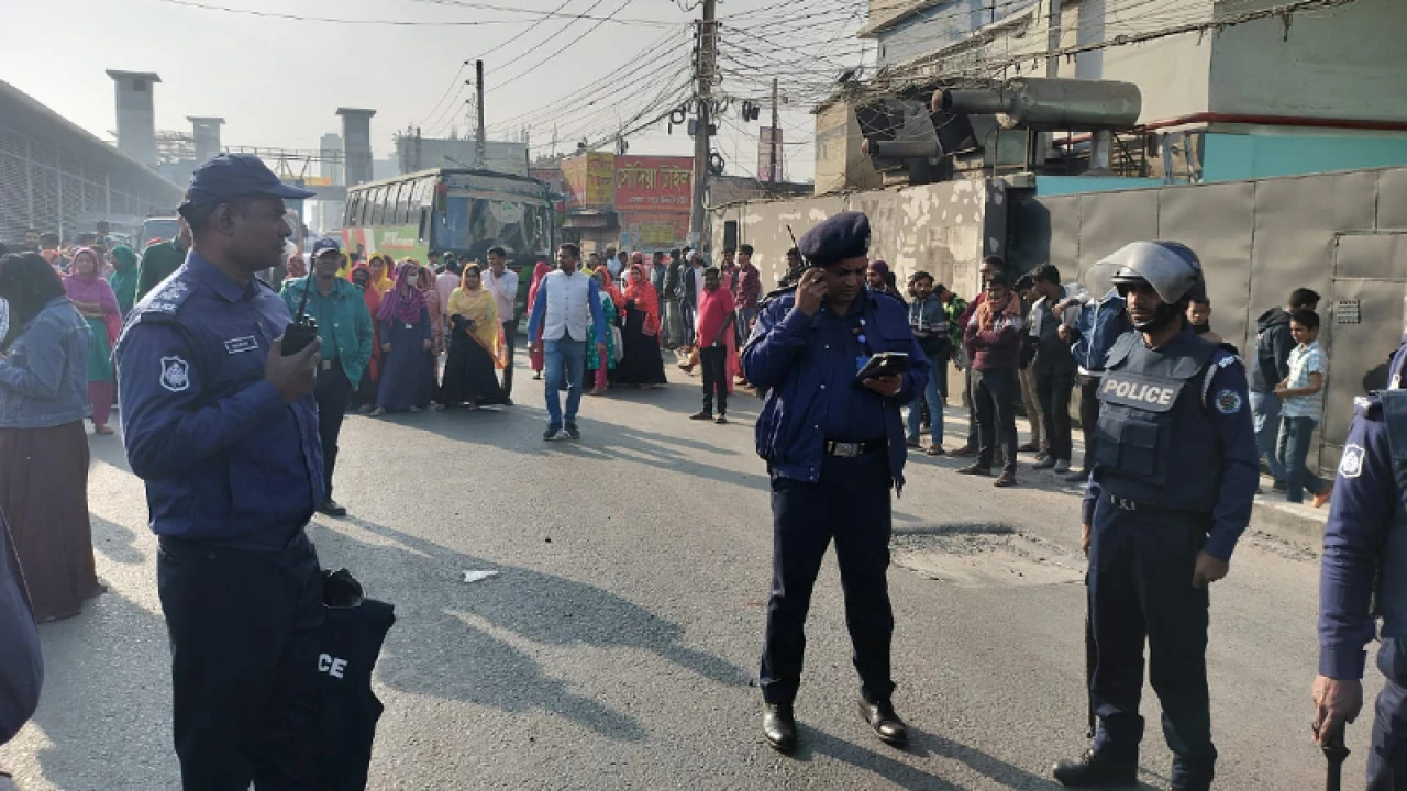 বেতন-বোনাসের দাবিতে পোশাক শ্রমিকদের মহাসড়ক অবরোধ 