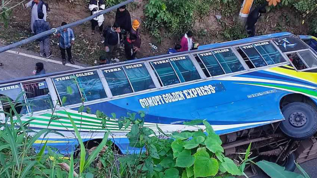 খাগড়াছড়িতে বাস উল্টে ২০ পর্যটক আহত