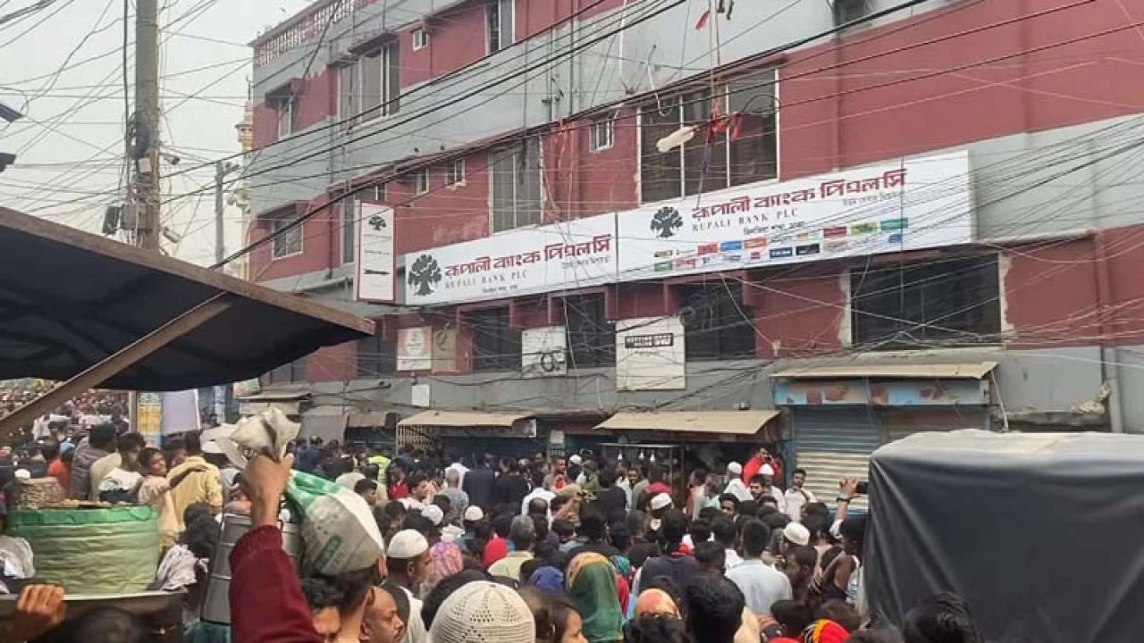 ব্যাংকে ঢুকেছে ডাকাতদল, অভিযানে যৌথবাহিনী 