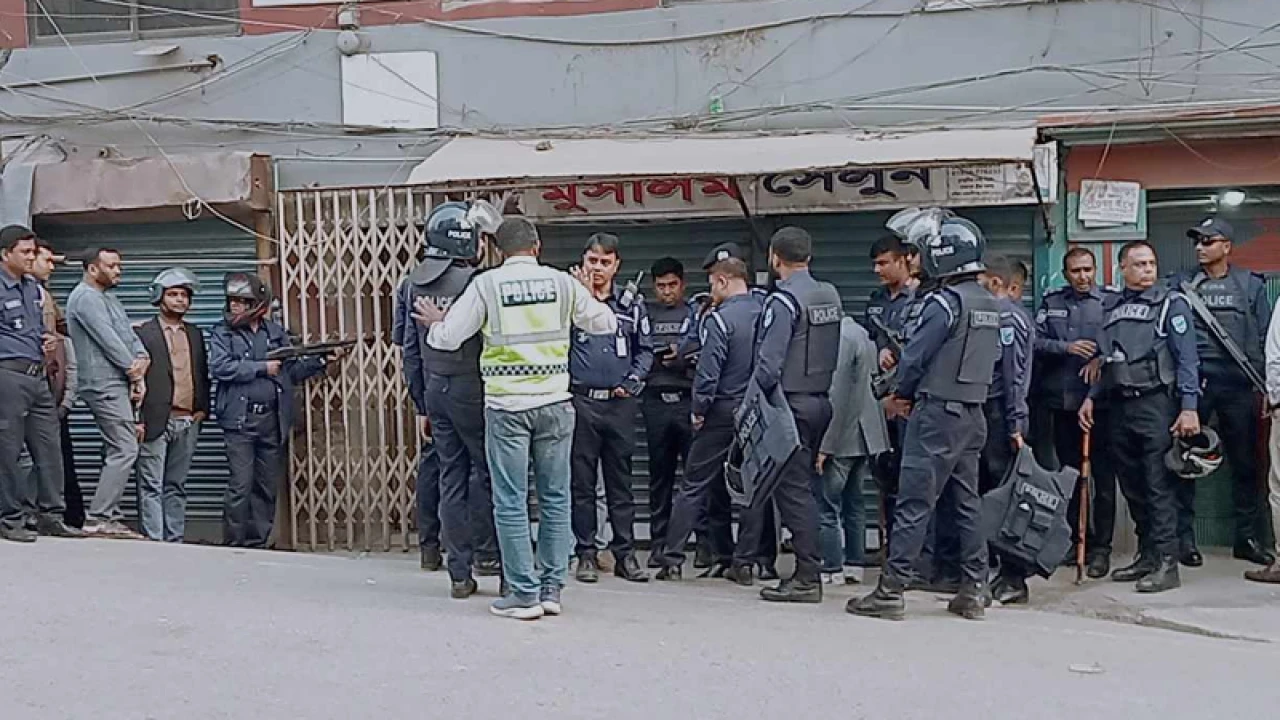 ব্যাংকের আটজনকে জিম্মি, ভেতরে ডাকাত ১০-১২ জন