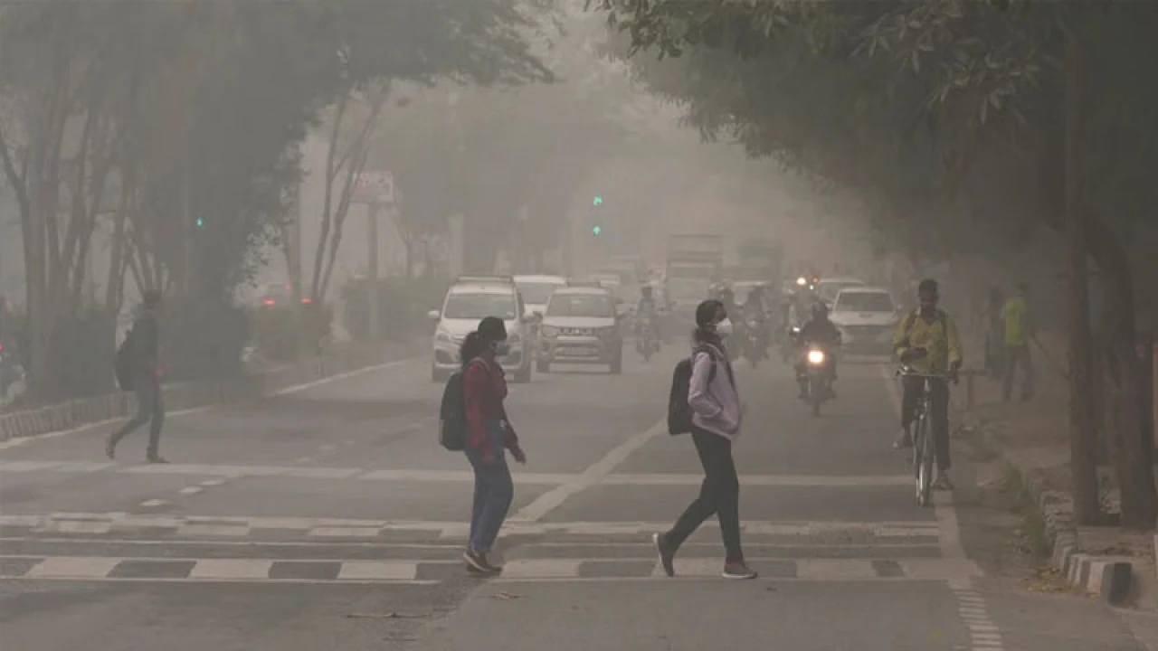 ভয়াবহ বায়ুদূষণে দিল্লি, ঢাকার বাতাসে স্বাস্থ্যঝুঁকি কতটা?