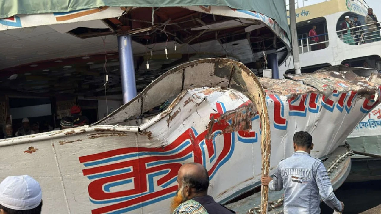 মেঘনায় দুই লঞ্চের মুখোমুখি সংঘর্ষ, অল্পের জন্য রক্ষা