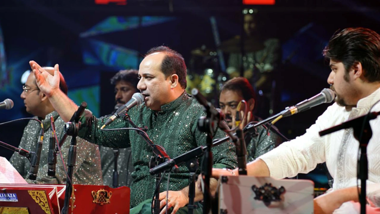 মঞ্চে উঠে যা বললেন রাহাত ফতেহ আলী খান 