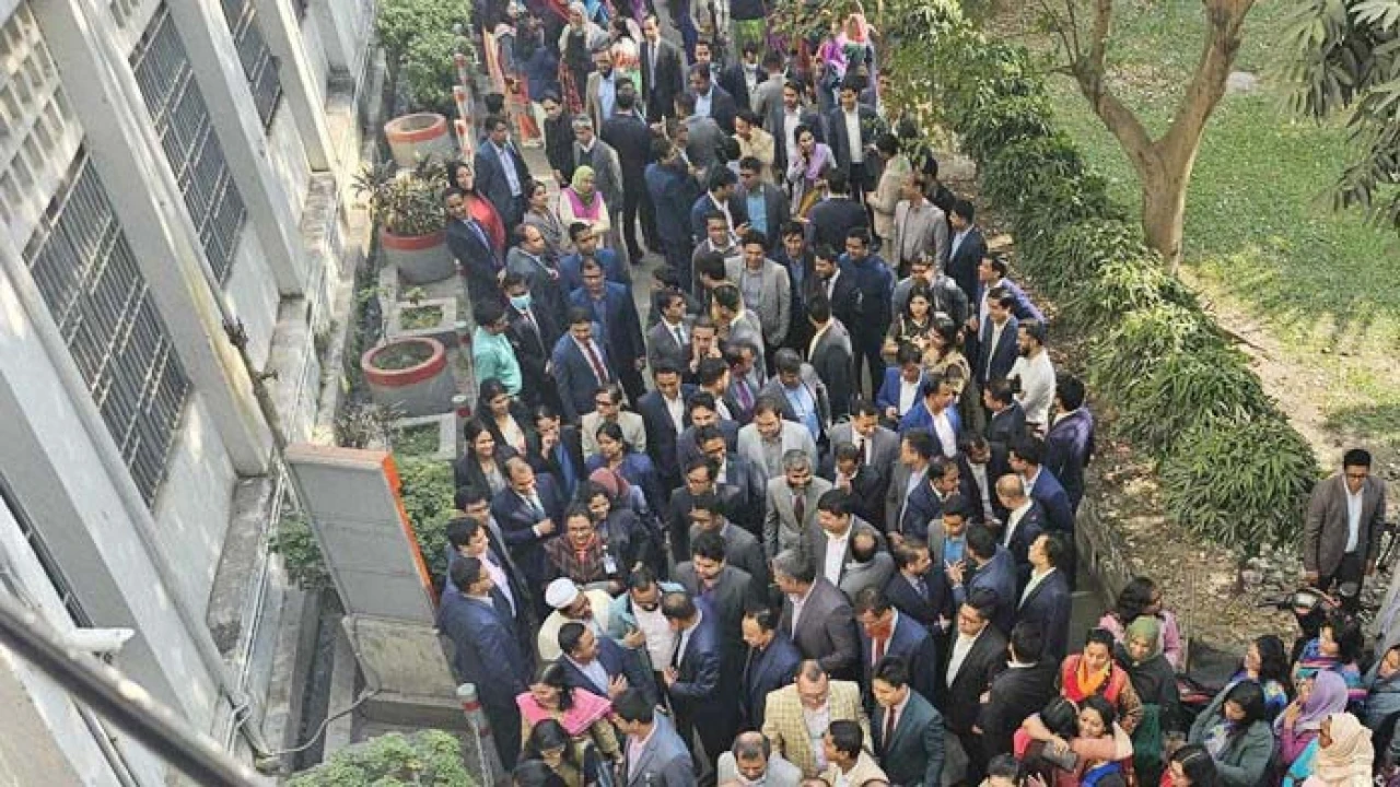 সংস্কার কমিশনের প্রস্তাব ঘিরে চরম ক্ষোভ, জনপ্রশাসন সচিবের কার্যালয়ে অবস্থান