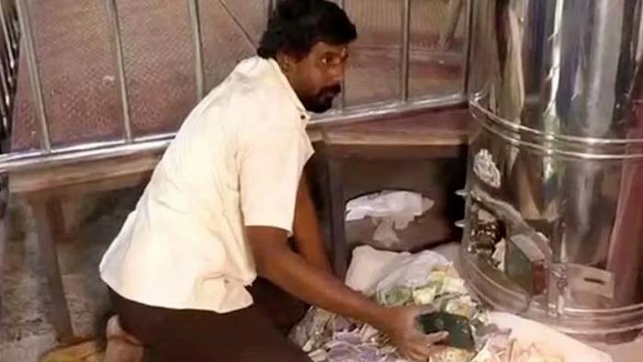 হাত ফসকে মন্দিরের দানবাক্সে পড়ে গেল আইফোন, ফেরত দিতে অস্বীকৃতি