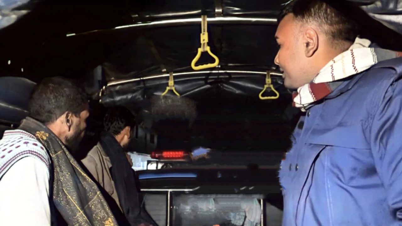 পাবলিক টয়লেট থেকে কিশোরীর সঙ্গে যুবক আটক