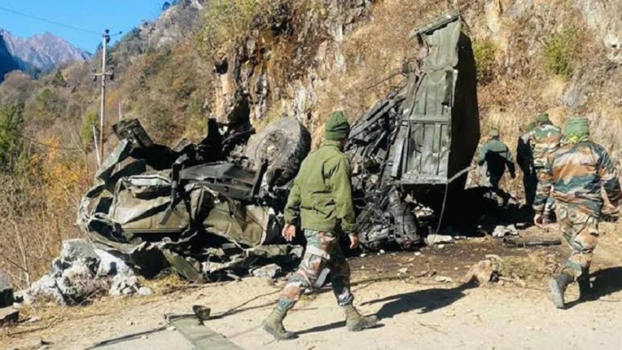 ৩০০ ফুট গভীর খাদে সেনাবাহিনীর গাড়ি, নিহত ৫