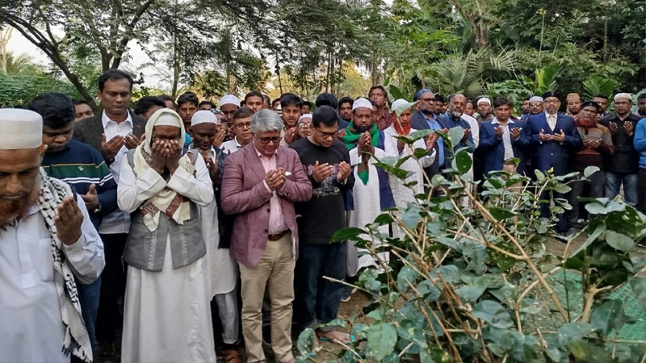 দেড় দশক পর মা-বাবার কবরে বিএনপি নেতা পারভেজ মল্লিক