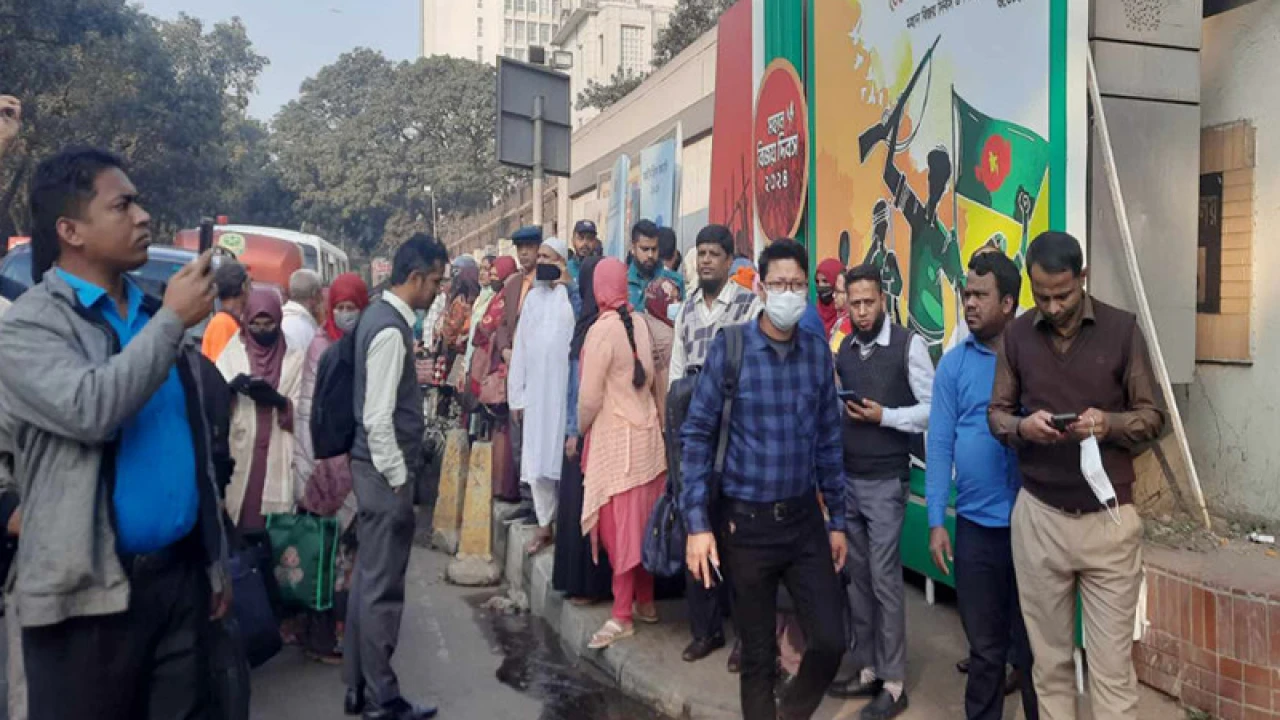 সচিবালয়ে প্রবেশের অপেক্ষায় কর্মকর্তা-কর্মচারীরা