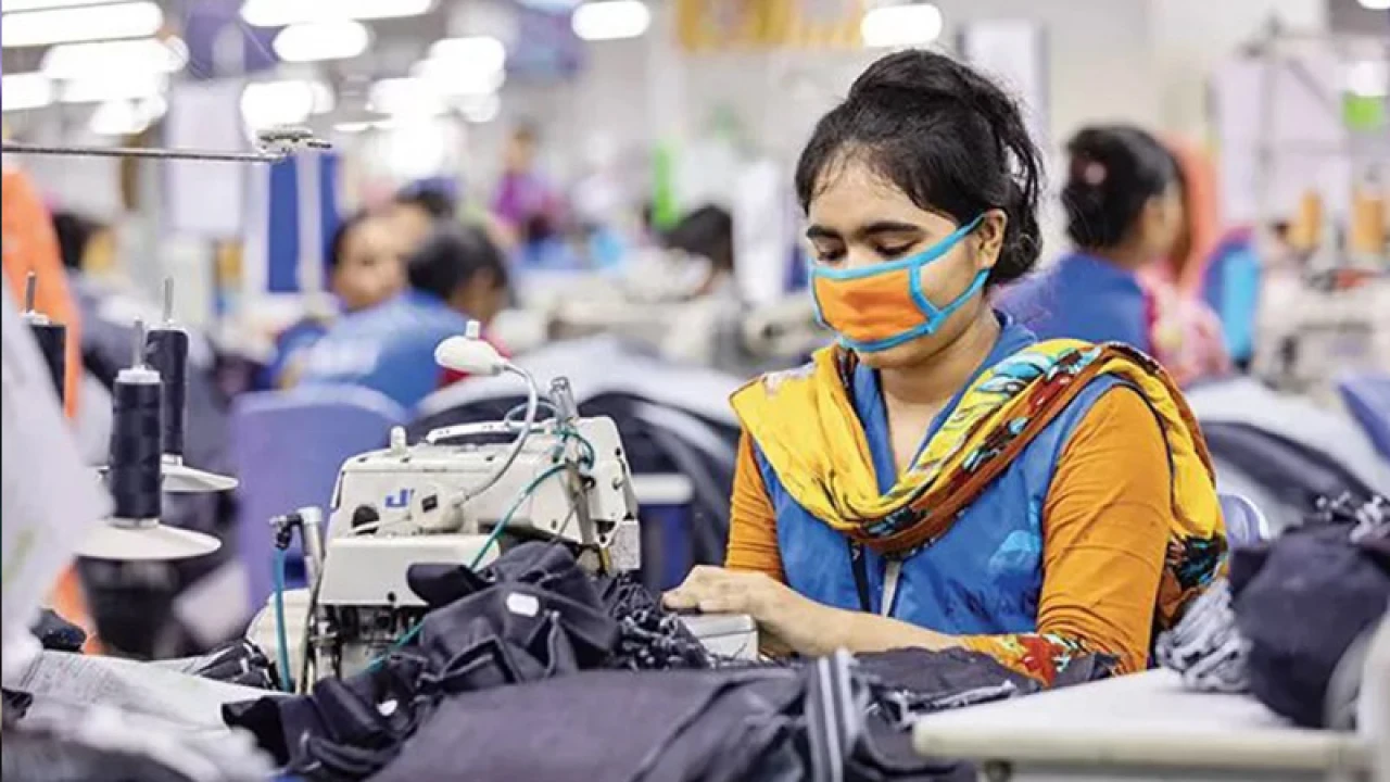 অস্থিরতা কাটিয়ে ঘুরে 
দাঁড়াচ্ছে পোশাক খাত