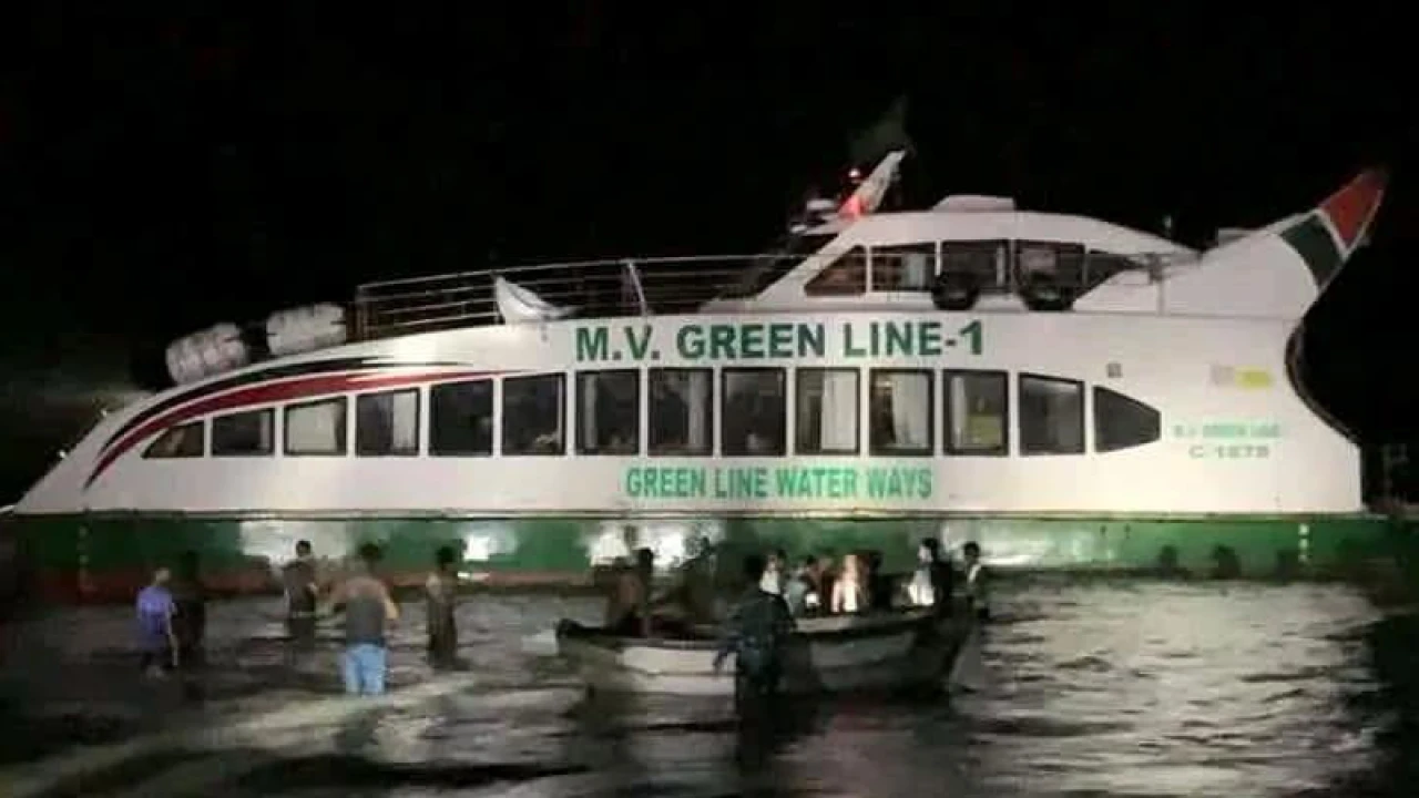 সেন্টমার্টিন থেকে ফেরার পথে আটকে পড়েছে পর্যটকবাহী জাহাজ 