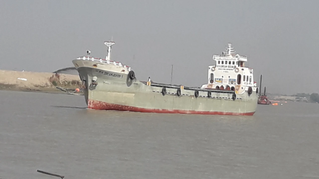 মোংলা বন্দরে নৌযান শ্রমিকদের কর্মবিরতি