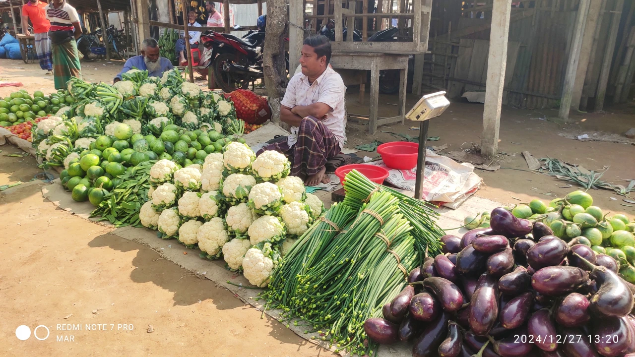 ২ টাকার ফুলকপি হাত বদলেই ২৫!