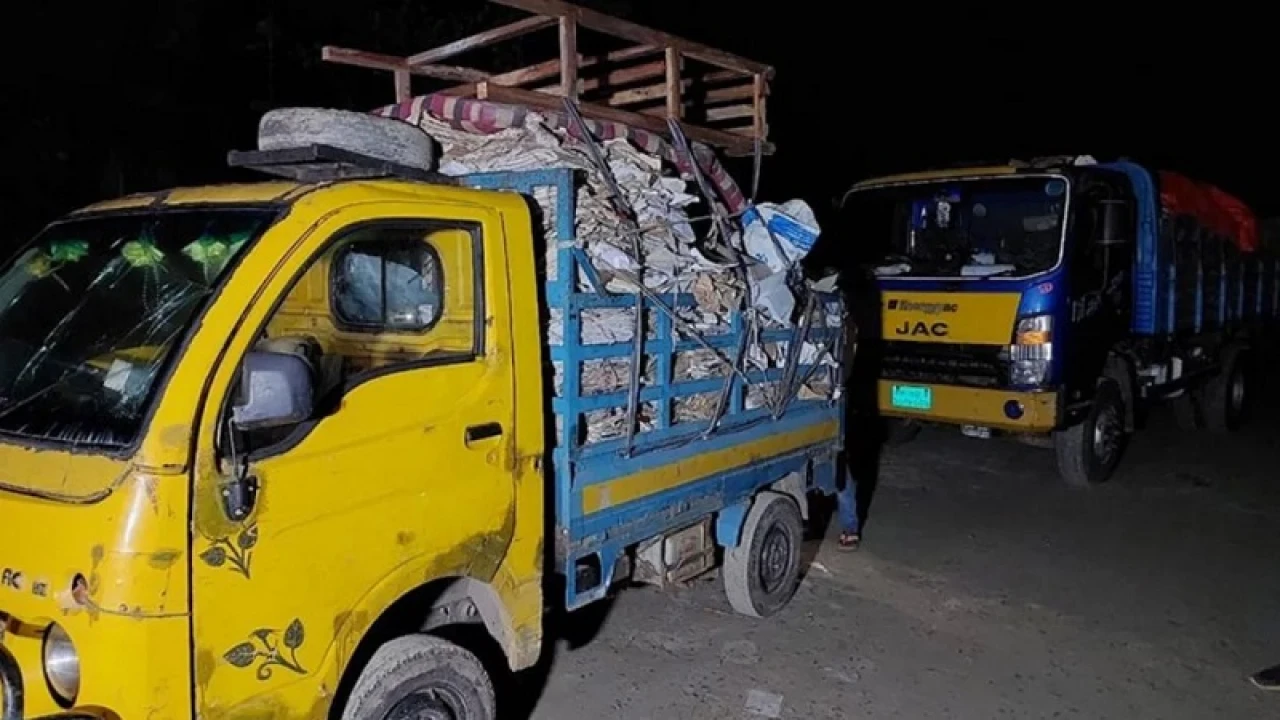 নথিপত্র গায়েব করা হচ্ছে সন্দেহে দুই ট্রাক জব্দ 