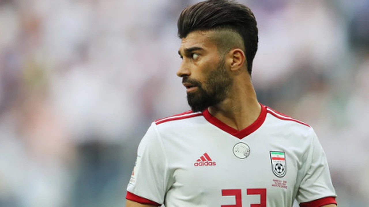 নারী ভক্তকে আলিঙ্গন করায় ইরানের ফুটবলারকে তলব