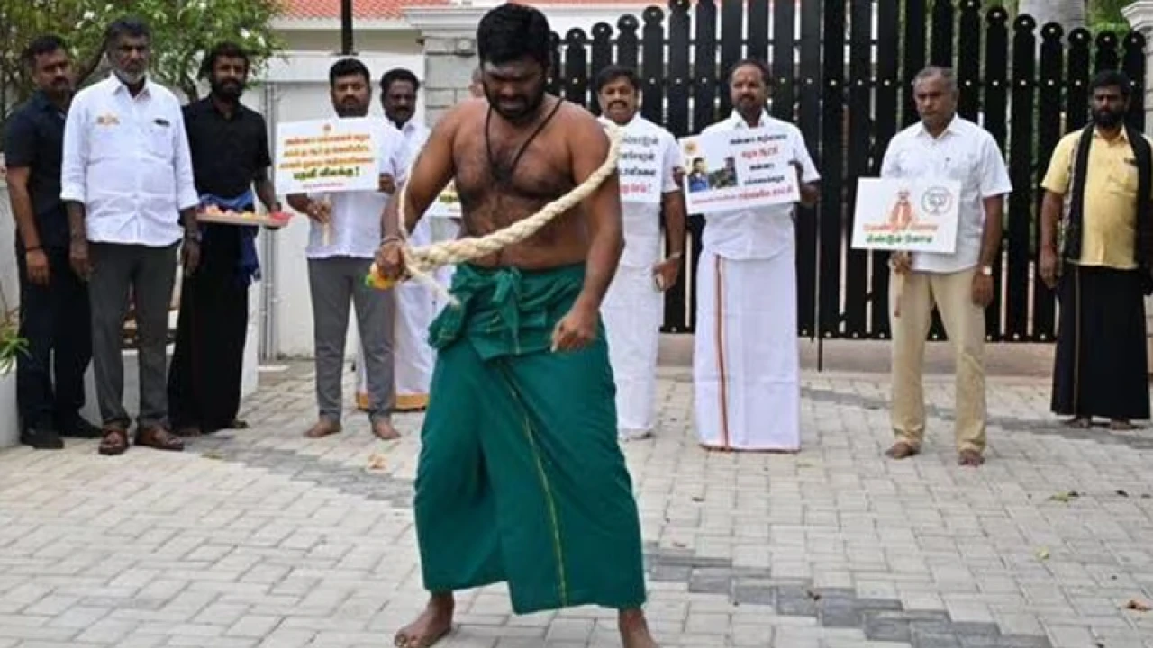 যৌন হেনস্থার বিচার দাবিতে নিজেকে চাবুক মারলেন বিজেপি নেতা 