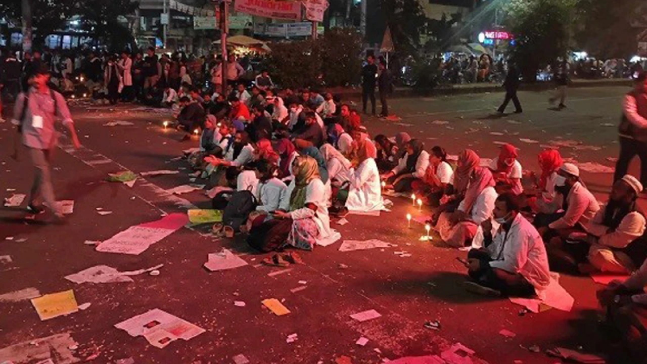 নতুন কর্মসূচি দিয়ে শাহবাগ ছাড়লেন চিকিৎসকরা