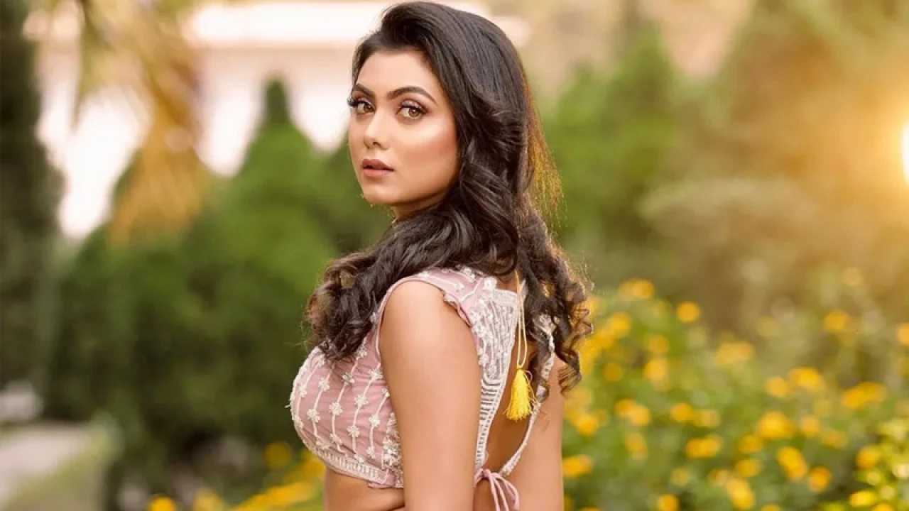 আমি এখনো কিন্তু সিঙ্গেল