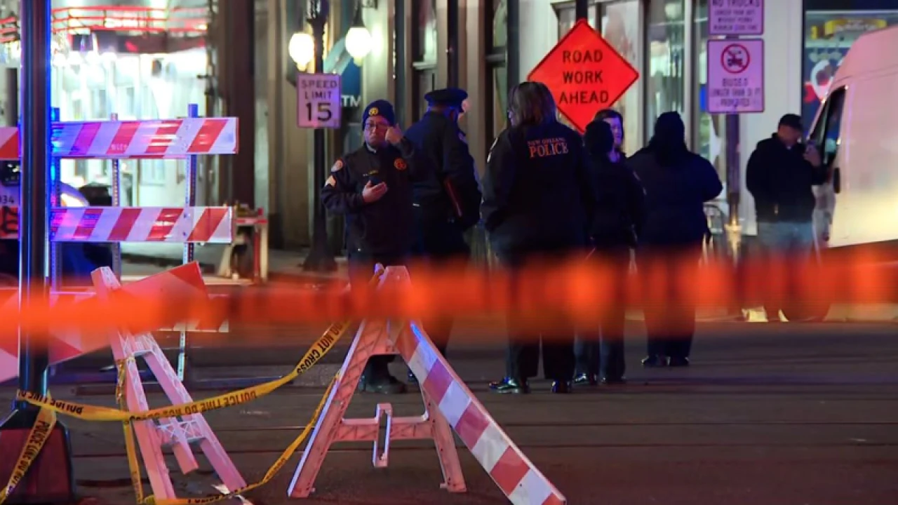 যুক্তরাষ্ট্রে নববর্ষ উদ্‌যাপনের অনুষ্ঠানে ঢুকে পড়ল গাড়ি, নিহত ১০