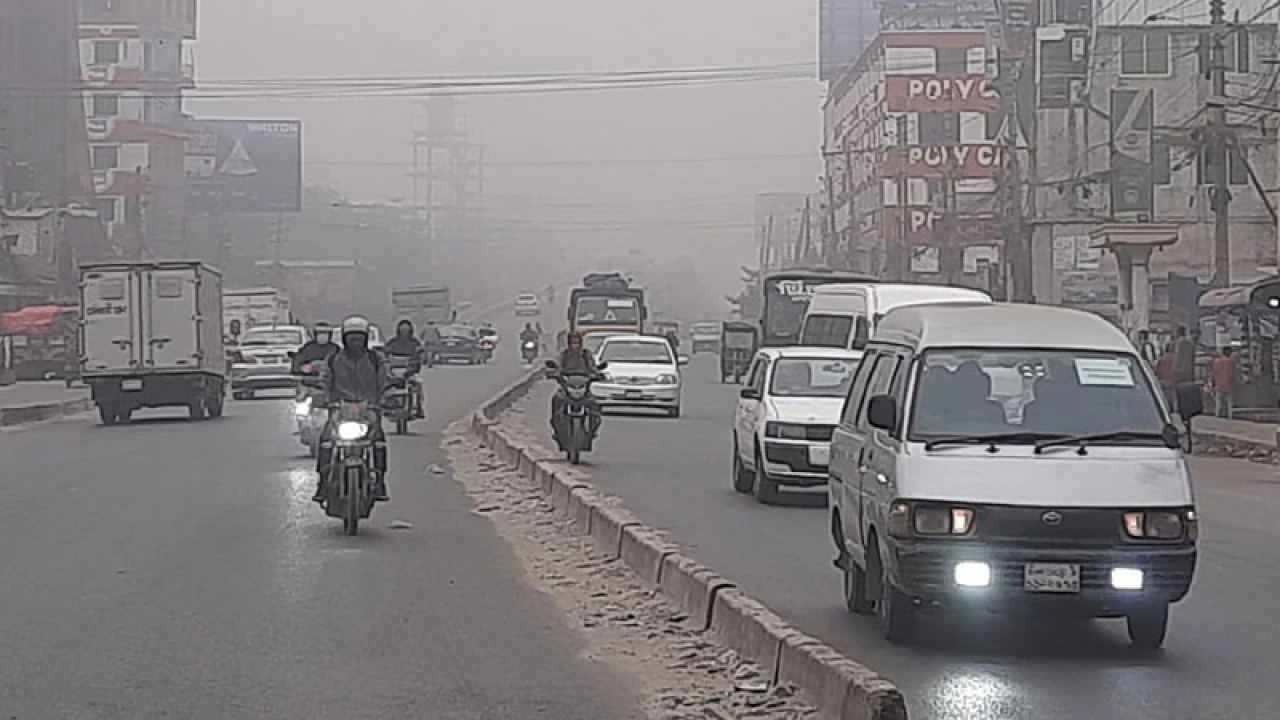 রাজধানীতে ঘন কুয়াশা, হেডলাইট জ্বালিয়ে চলছে গাড়ি