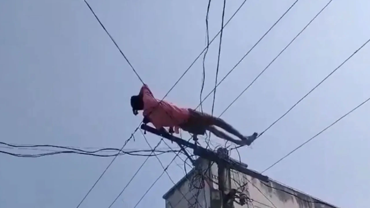 মদ খেয়ে বিদ্যুতের তারে শুয়ে পড়লেন যুবক