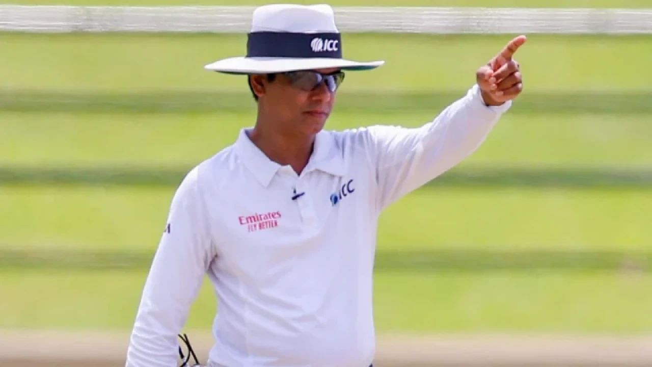 কোহলিকে আউট না দিয়ে আবারও আলোচনায় সৈকত