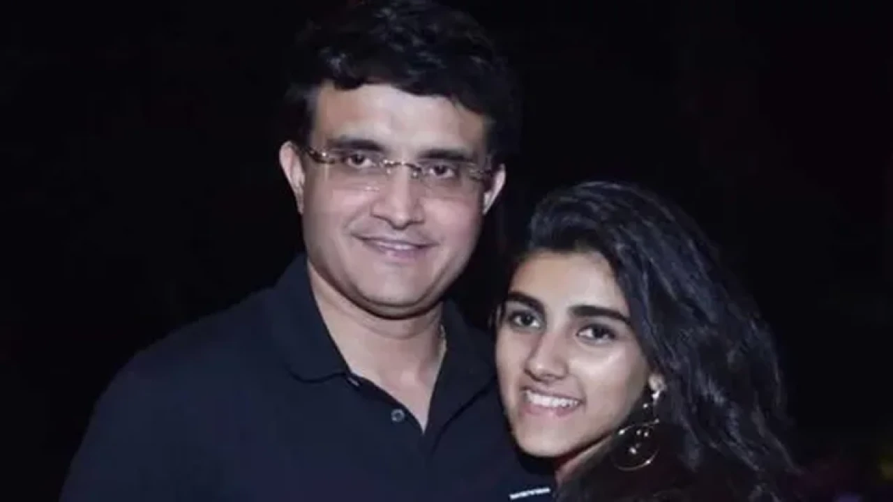 সৌরভ গাঙ্গুলীর মেয়ের গাড়িতে বাসের ধাক্কা