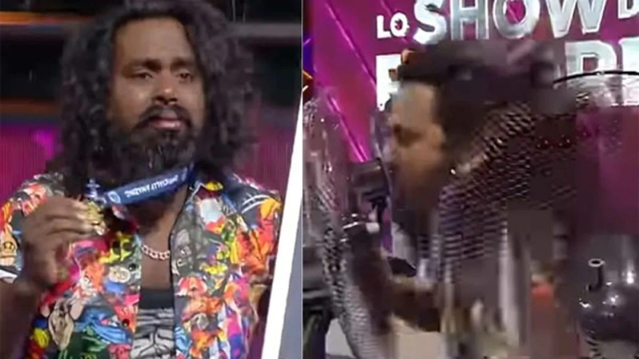 জিহ্বা  দিয়ে ৫৭ ফ্যান থামিয়ে বিশ্বরেকর্ড