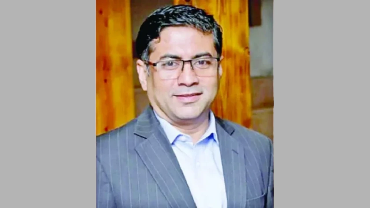 প্রধানমন্ত্রীর কার্যালয় ব্যবহার বিপ্লব হয়ে ওঠেন বেপরোয়া 